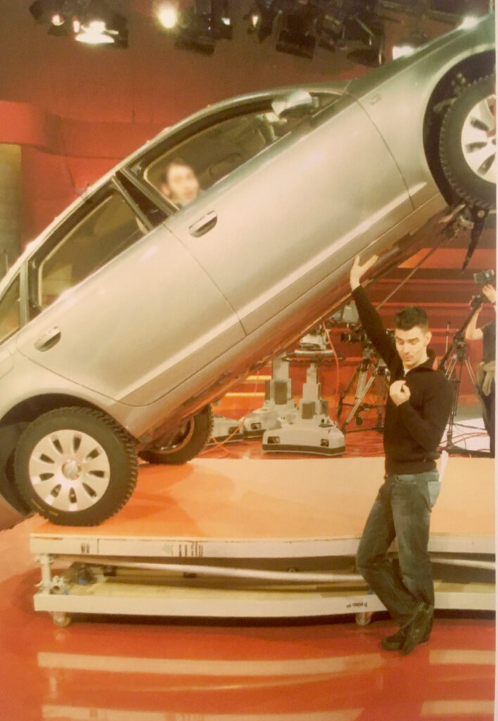 Audi schwebt in Luft in TV Studio