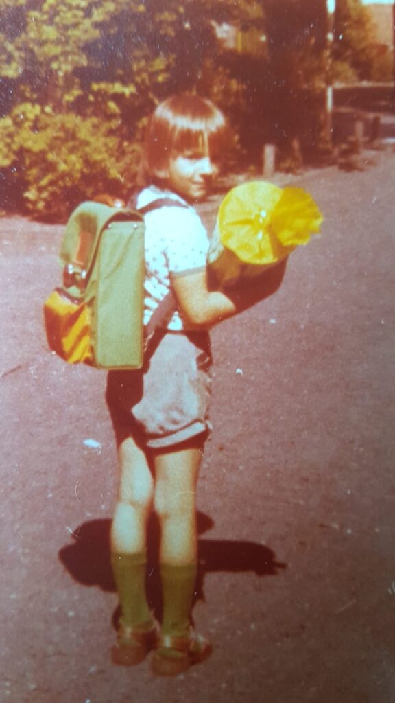 Dennis Fuss als Kind mit Schultüte