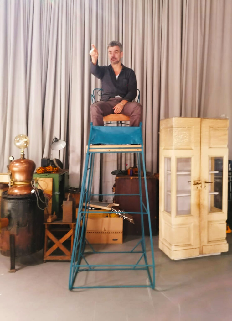 Regisseur Dennis Fuss auf Hochstuhl