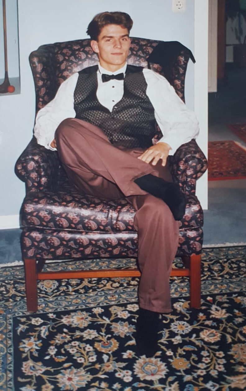 junger Dennis Fuss in Kellner-Outfit